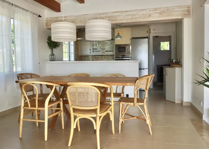 Villa En Primera Linea De Mar Cerca De Binibeca