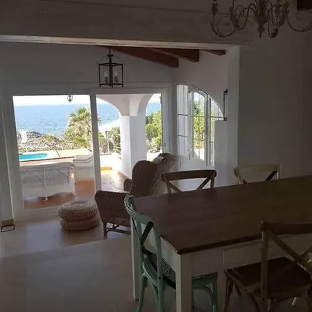 Villa En Primera Linea De Mar Cerca De Binibeca