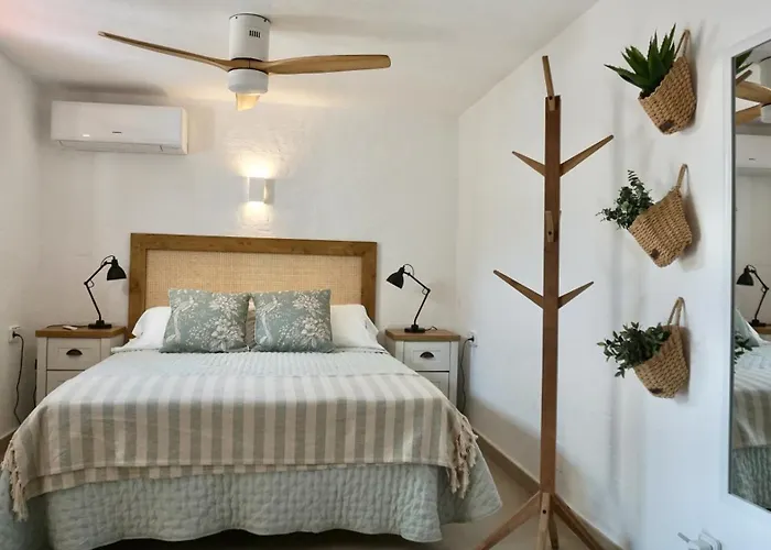 Villa En Primera Linea De Mar Cerca De Binibeca